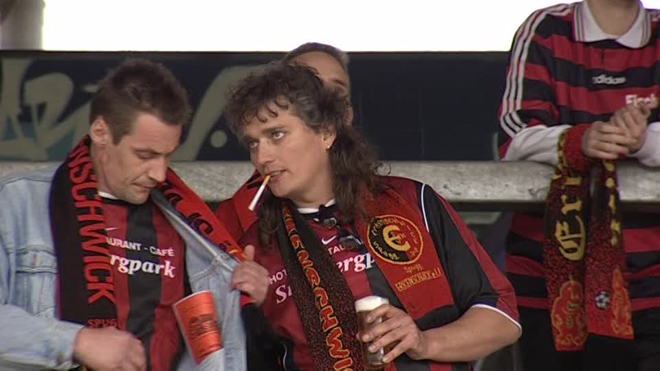 Deux fans pendant la pause cigarette