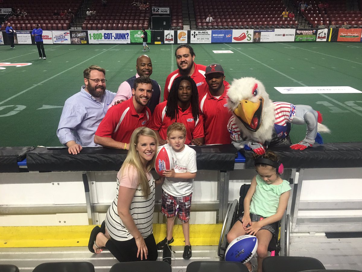 Des fans des Screaming Eagles avec le staff et les joueurs