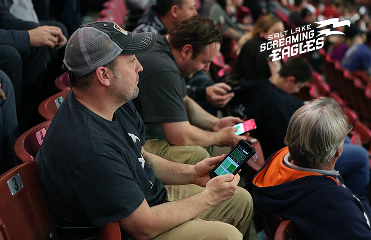 Les fans des Screaming Eagles utilisent l'appli mobile pendant le match