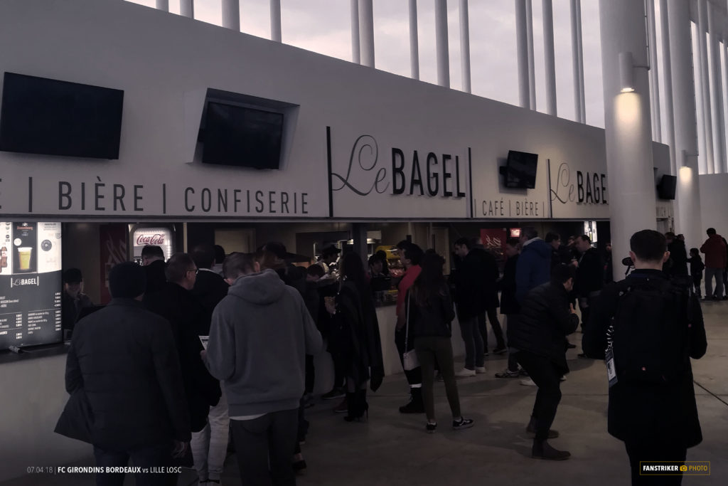 Le stand Bagel dans les coursives du stade