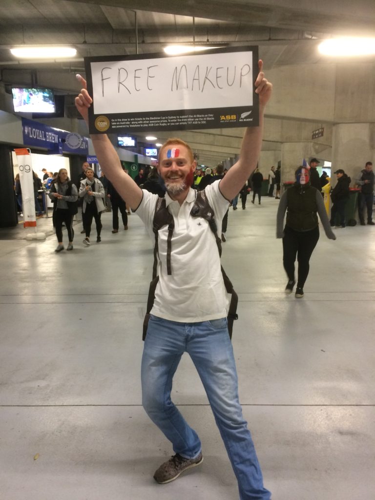 Stand maquillage improvisé par les fans français