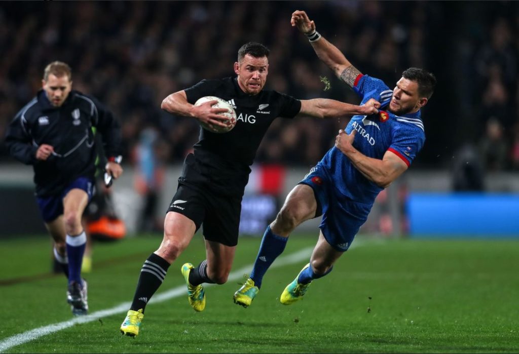 Rémy Grosso à la défense face à un Ryan Crotty inarétable !