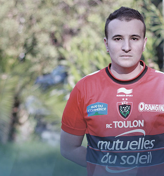 Souhil arborant le maillot du RCT, son équipe de coeur.
