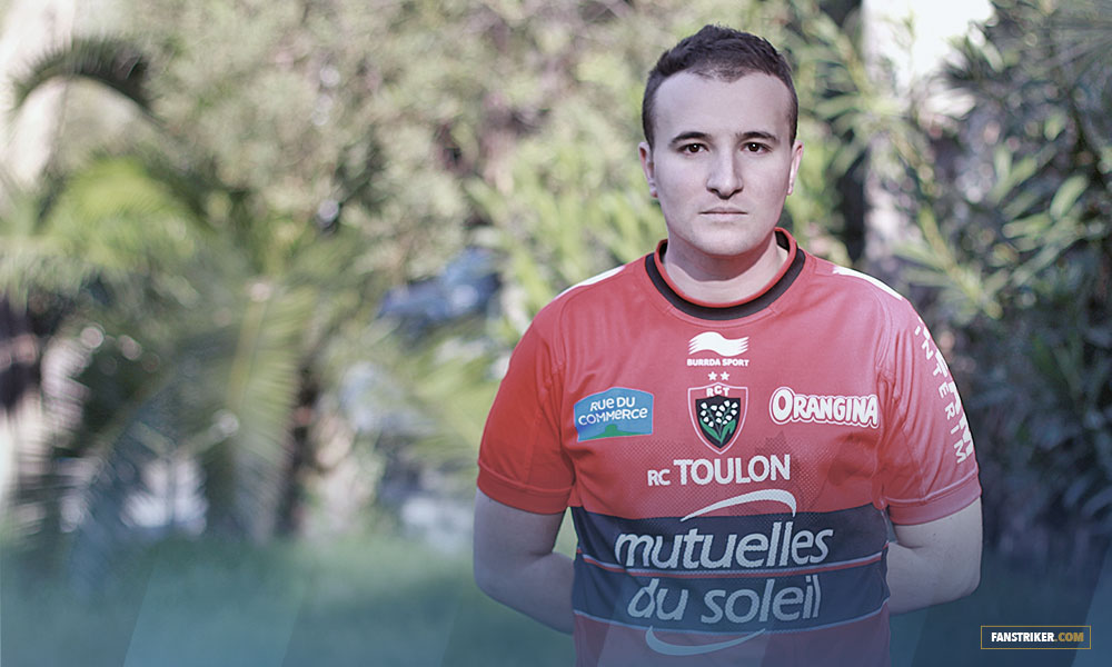Souhil arborant le maillot du RCT, son équipe de coeur.