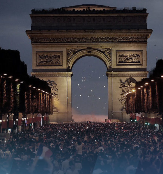 Le peuple français sur les Champs-Elysées pour fêter la victoire des bleus.