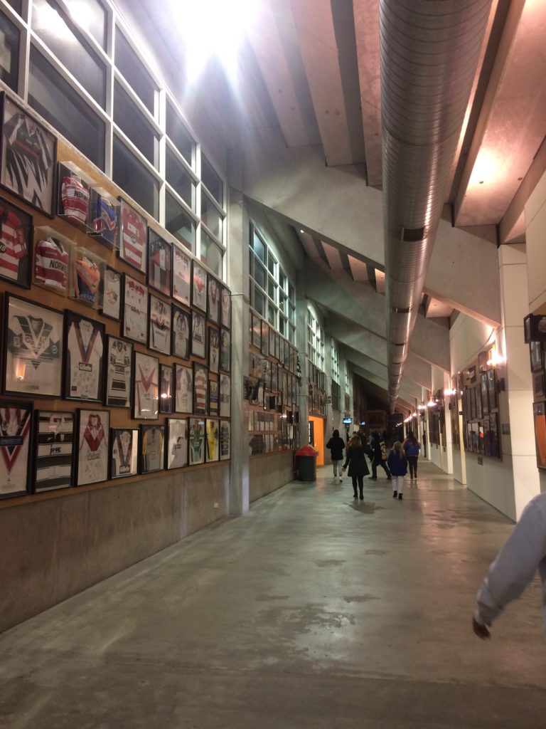 Coursives du stade, décorées de maillots collectors