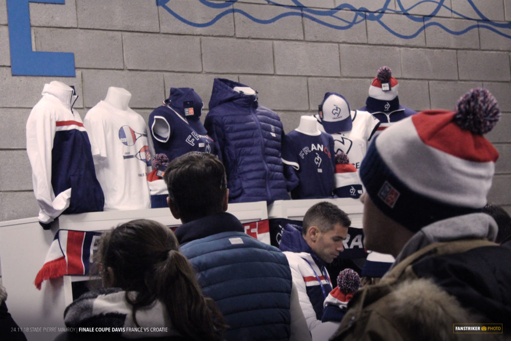 Un espace boutique dans les coursives du stade Pierre Mauroy