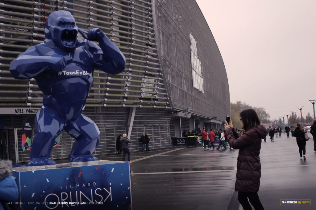La statue réalisée par Richard Orlinski devant le stade.