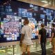 Des visiteurs interagissent avec l’écran tactile géant du College Football Hall of Fame