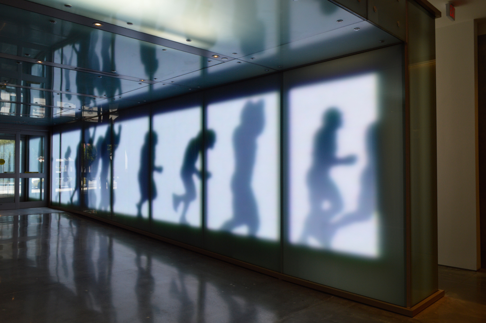 Expérience immersive de la traversée du tunnel vers le terrain aux côtés de silhouettes de joueurs