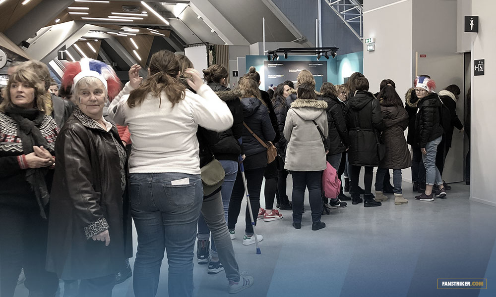 L'une des files d'attentes pour les toilettes femmes