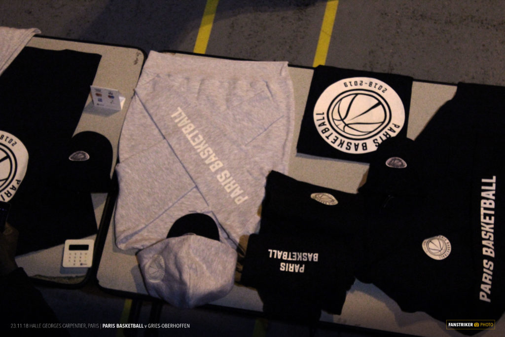 Tshirt, pull, survêtement, plusieurs produits textiles sont proposés à l'achat Tshirt, pull, survêtement, plusieurs produits textiles sont proposés à l'achat