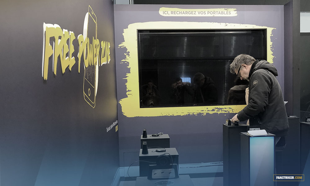 Le stand pour recharger son smartphone et l'écran éteint