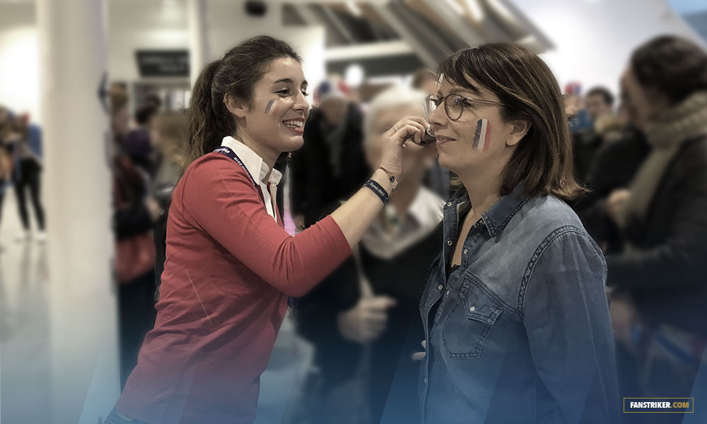 Des bénévoles maquillaient les spectateurs volontaires
