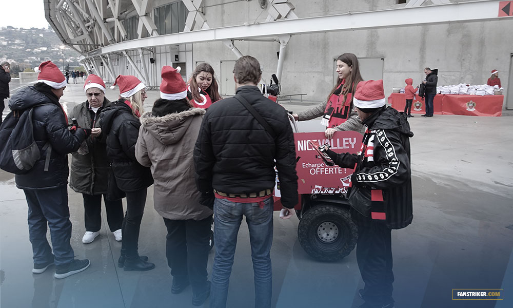 Un photobooth mobile qui va à la rencontre des fans sur le parvis de l'Allianz Riviera