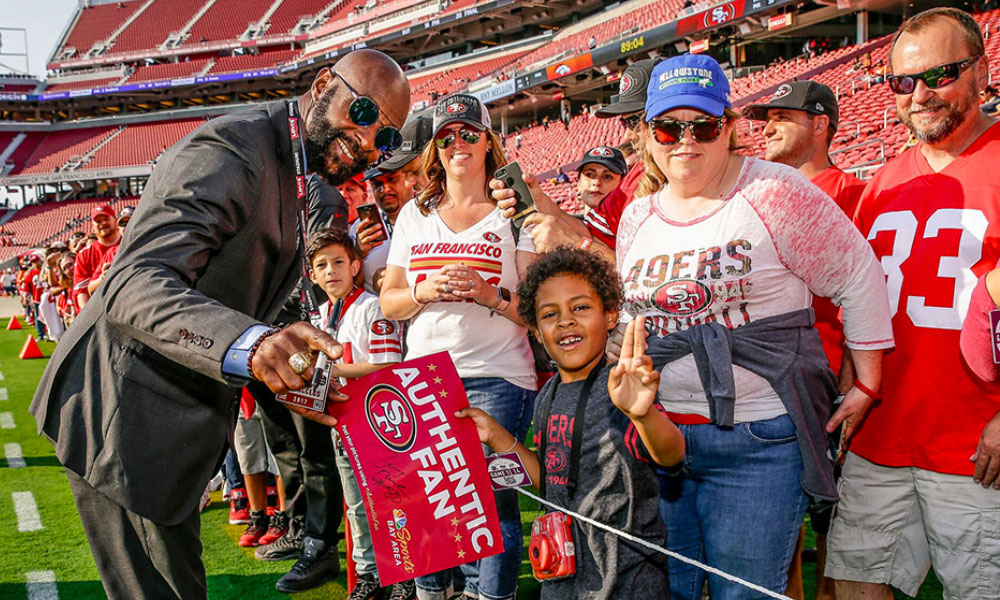 Les 49ers vous proposent de visiter le Levi’s Stadium accompagné par une légende du club pour la somme de 249$ Les 49ers vous proposent de visiter le Levi’s Stadium accompagné par une légende du club pour la somme de 249$