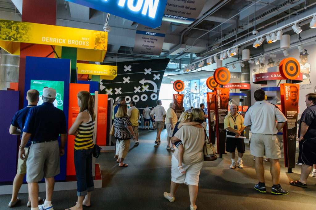 La technologie au service de l'expérience fan avec plusieurs stands d'activités numériques La technologie au service de l'expérience fan avec plusieurs stands d'activités numériques