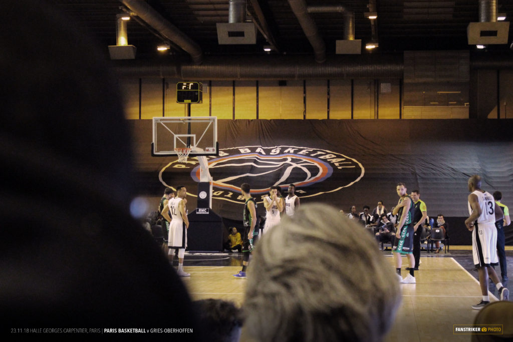 L'une des deux bâches avec le logo du Paris Basketball