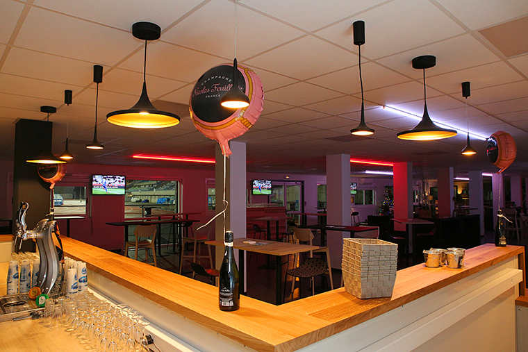 L'espace est équipé de bars, de tables et d'espaces cosy