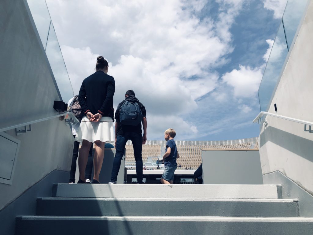 Des hôtes et hôtesses sont disponibles dans les différents espaces de Roland-Garros pour renseigner les visiteurs