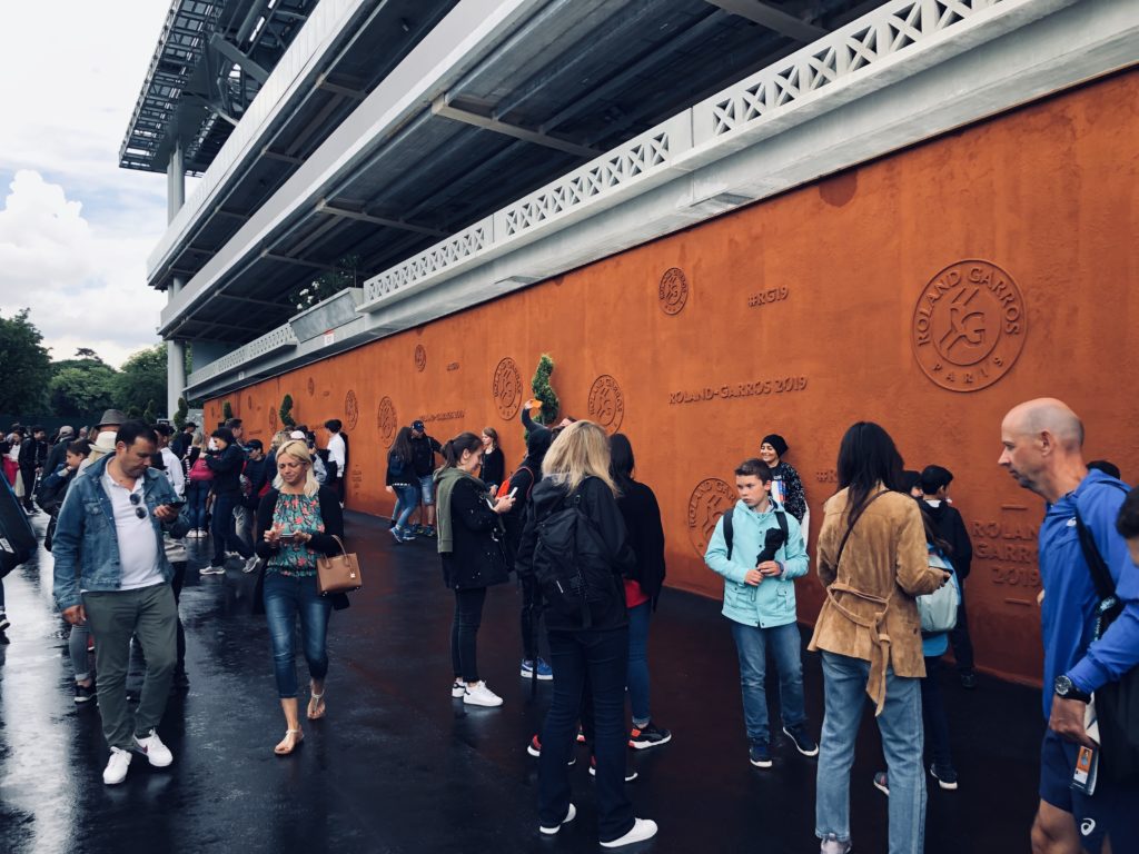 Le mur en terre battue de Roland-Garros est le passage obligatoire pour repartir avec sa photo souvenir