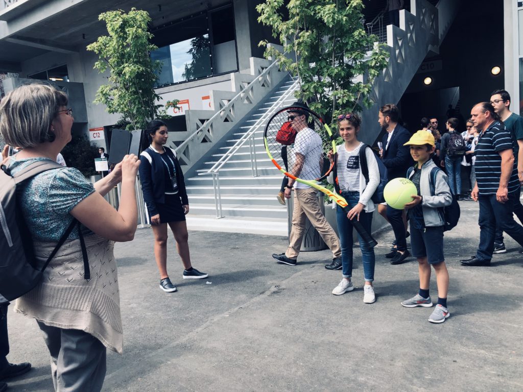 Les visiteurs peuvent prendre leur photo souvenir avec une balle et une raquette XXL