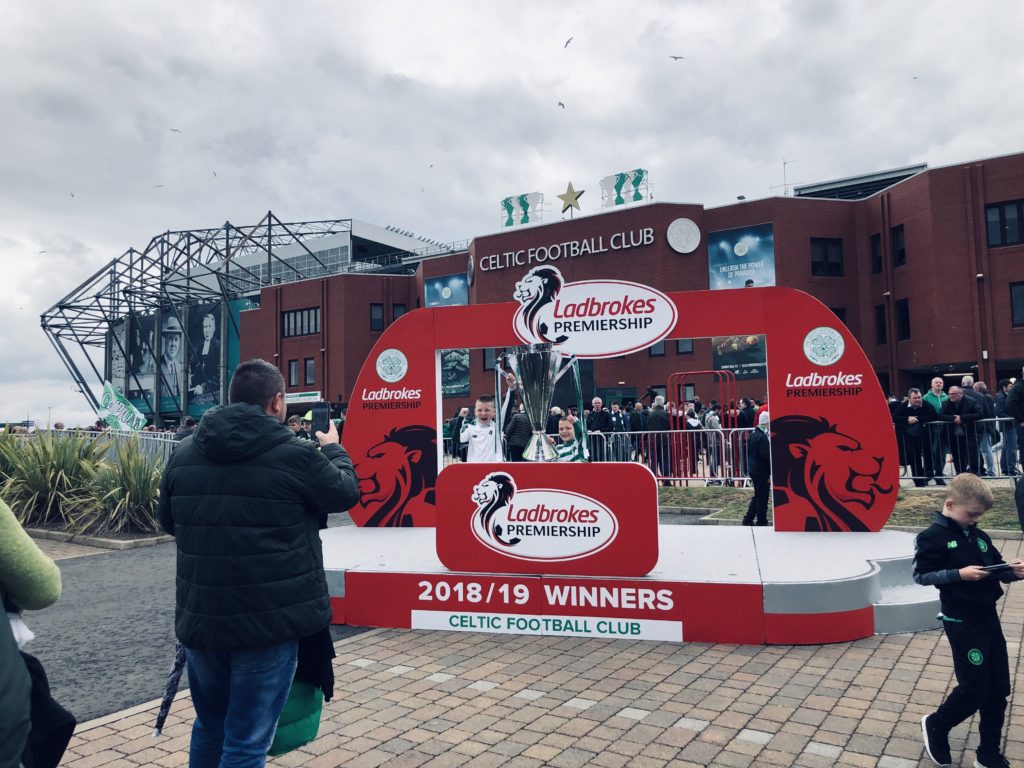 Le podium des champions devant le stade