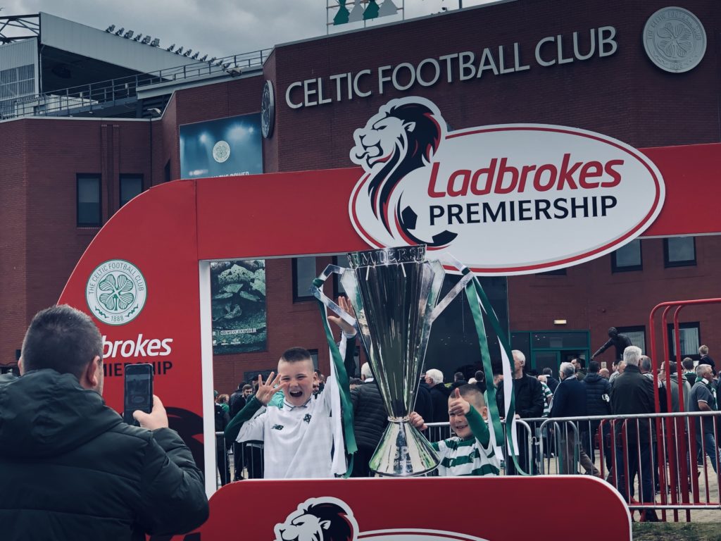 Le public pouvait se prendre en photo avec une réplique de la coupe sur le podium des champions