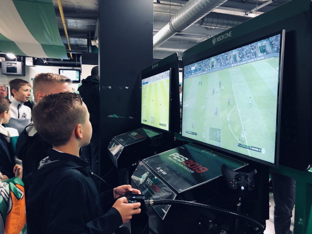 Des consoles sont à disposition dans les coursives du stade