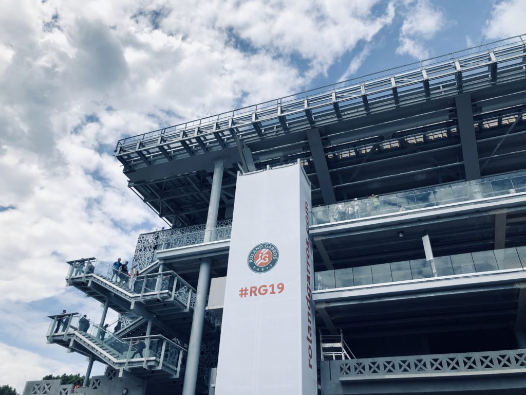 L'enceinte est brandée Roland-Garros avec de nombreux détails qui marquent le territoire