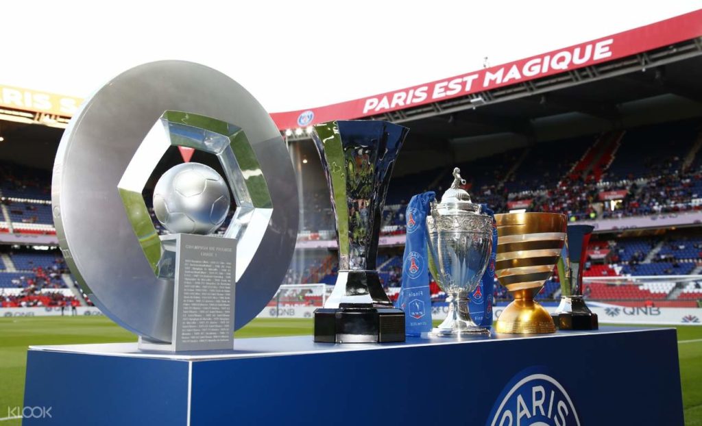 Présentation des trophées du club parisien - History Room