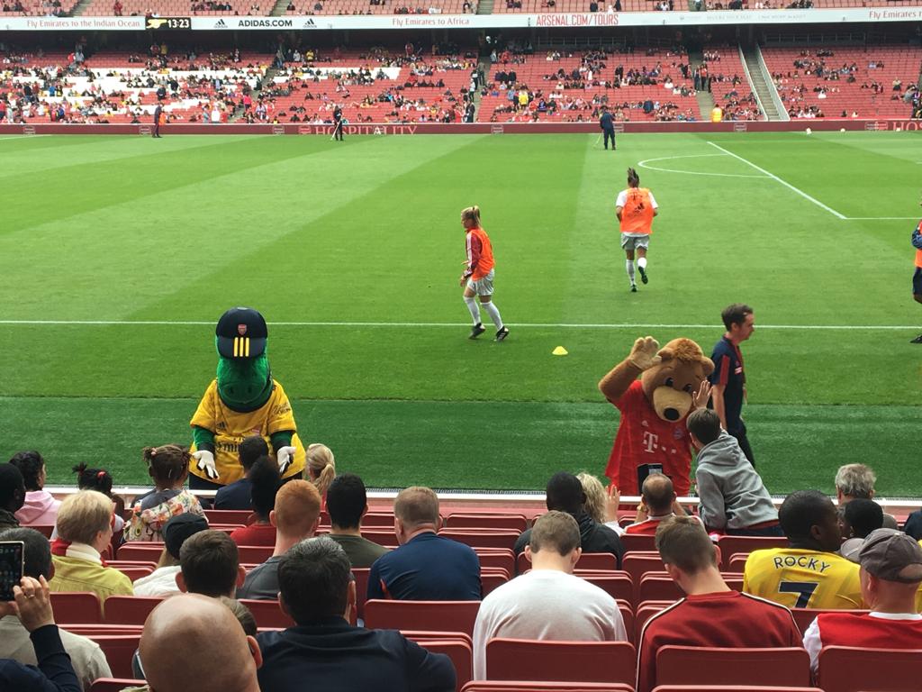 Mascottes d'Arsenal et du Bayern Munich à la mi-temps