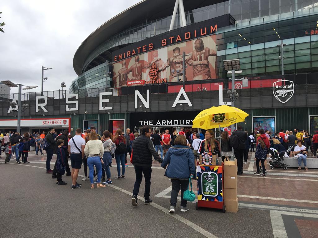 Kiosque à programmes devant l'Emirates Stadium
