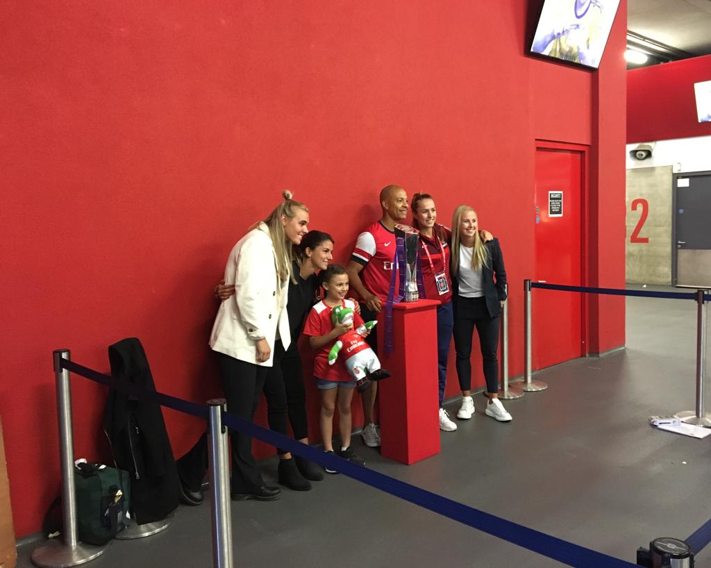 La photo souvenir avec les joueuses d'Arsenal et le trophée de la Barclays FAWSL