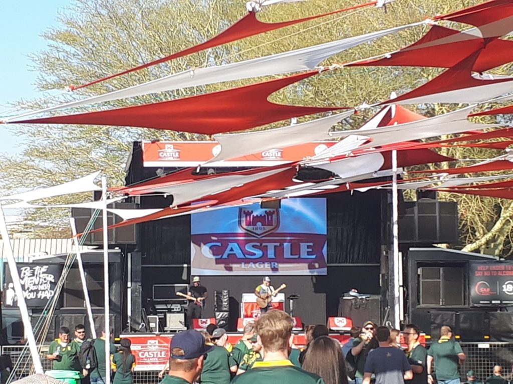 La “Fan Zone” par Castle avec concert avant et après le match