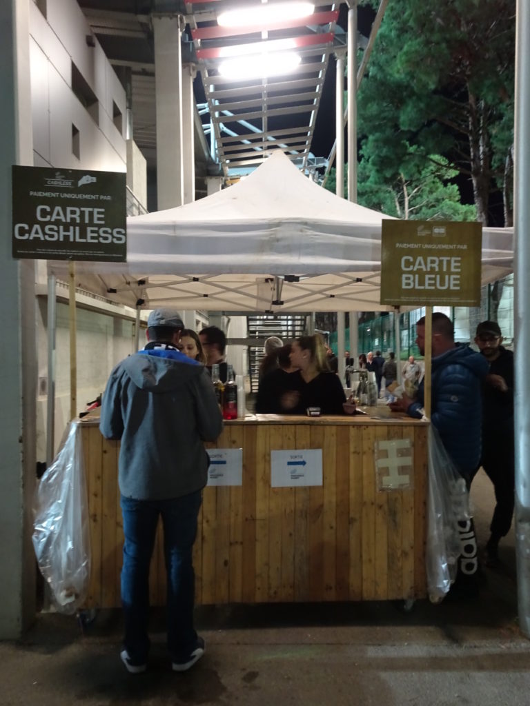 Un stand Cashless est présent au stade Maurice David