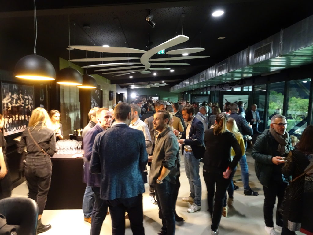 Le salon panoramique donne une vue sur la pelouse