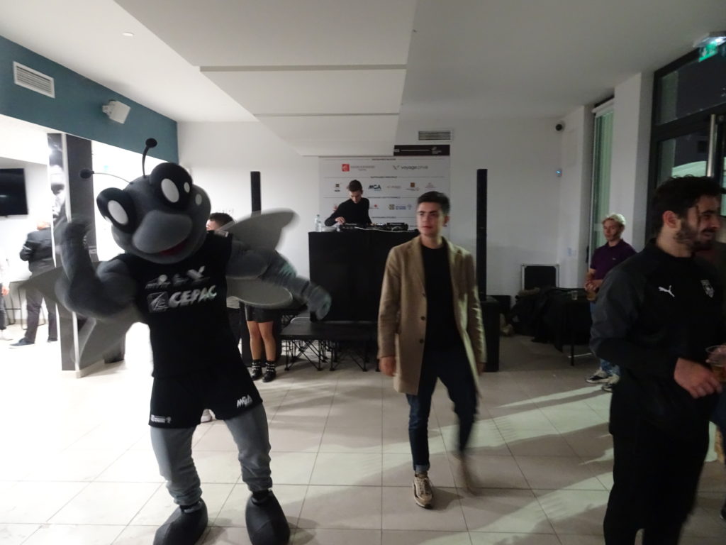 La mascotte Marius avec les étudiants