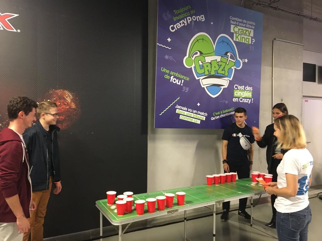Des tables de beer pong à disposition