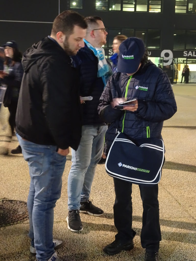 Un visiteur et une hôtesse FDJ ParionsSport