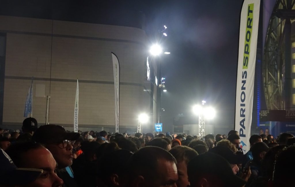 Les oriflammes FDJ ParionsSport visibles autour du stade