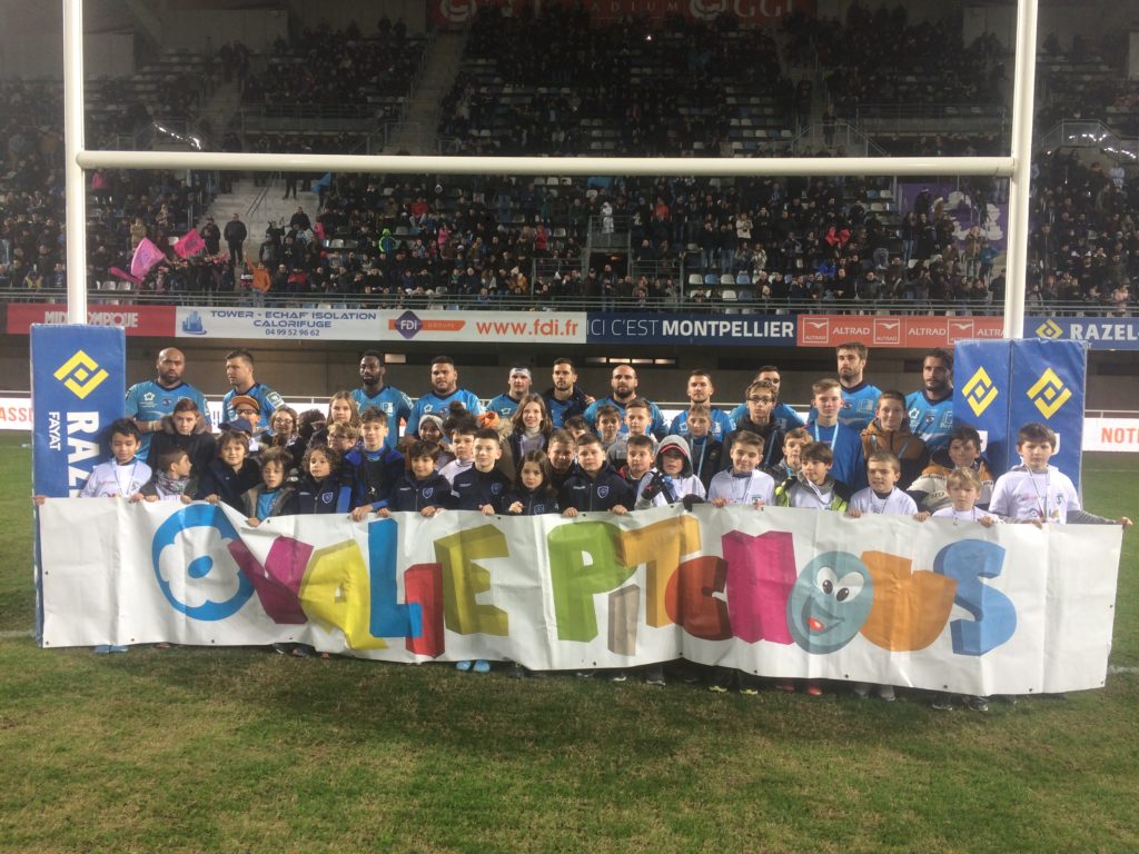 La photo souvenir des enfants de l'Ovalie Pitchous et des joueurs après le match
